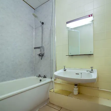 Oyo The Cumberland Near Community Hospital Hotel 3*