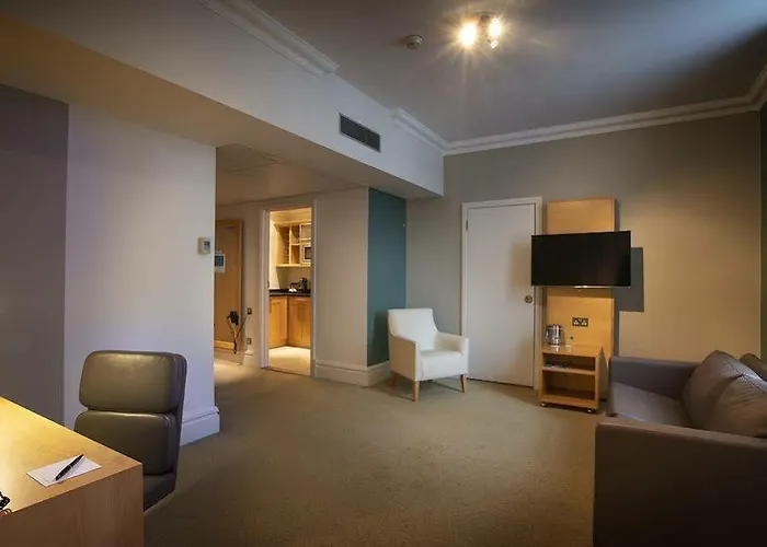 Hotel Oyo The Cumberland Near Community Hospital 3*