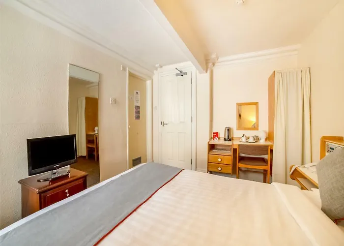 Hotel Oyo The Cumberland Near Community Hospital 3*