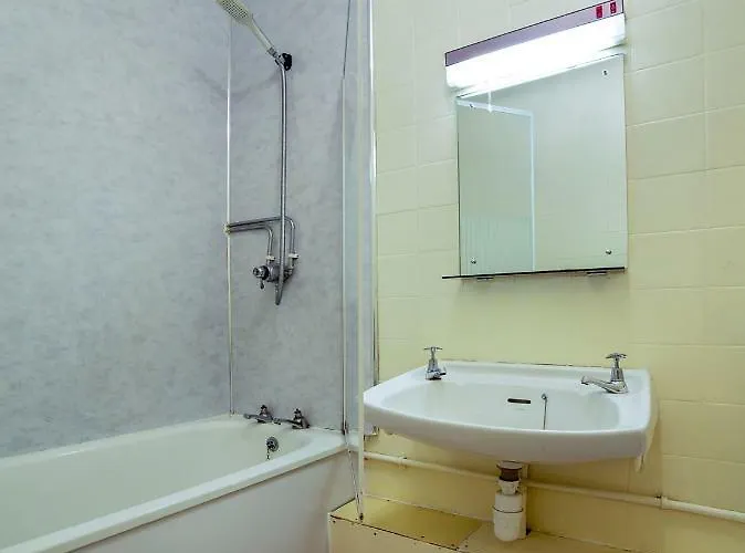 Oyo The Cumberland Near Community Hospital Hotel 3*